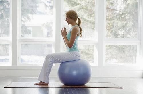 瑜伽球怎么减肥_瑜伽球的减肥动作